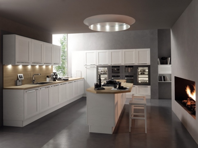 drevená kuchyňa moderné stropné osvetlenie kovové úchytky vstavané spotrebiče krb