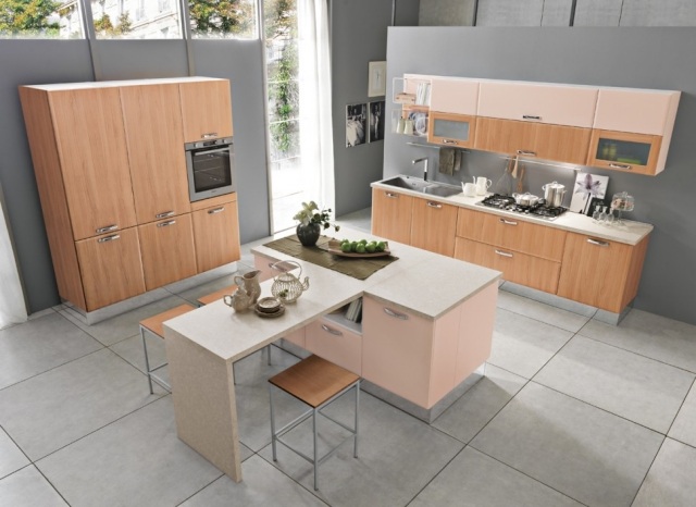 Kuchyňa s ostrovčekom, drezom, dreveným nábytkom, priestorom na riad