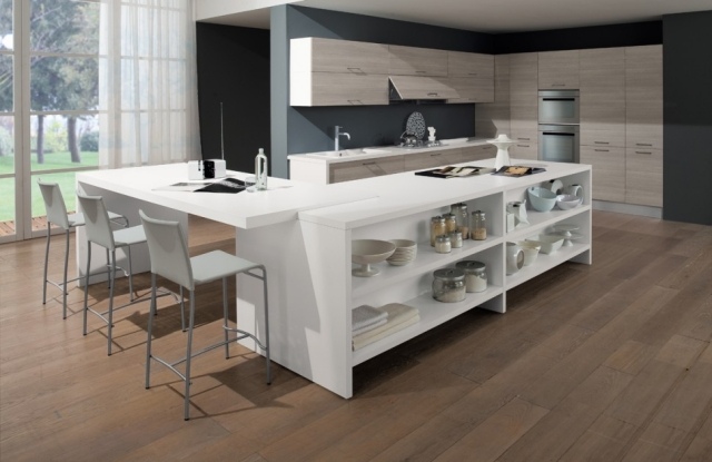 súčasná kuchyňa v drevenom vzhľade ostrovne biele barové stoličky kovový rám