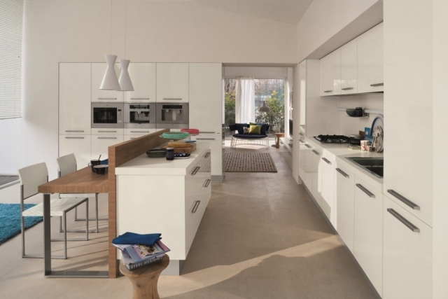 kuchyne podlaha drevené parkety kovové kľučky dverí skrinky do kuchyne-s mechanizmom