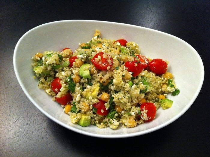 avokádo-recepty-quinoa-šalát-zelenina