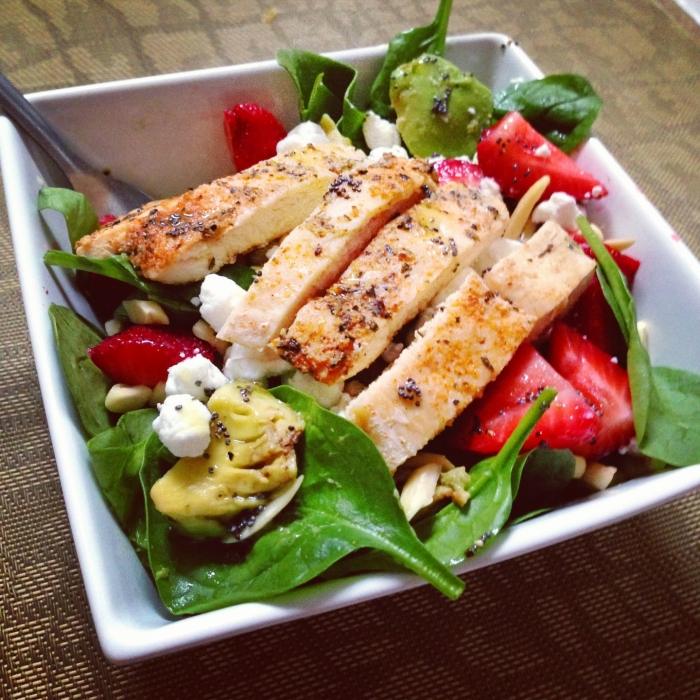 recepty z avokáda-šalát-špenát-jahoda-syr-kura