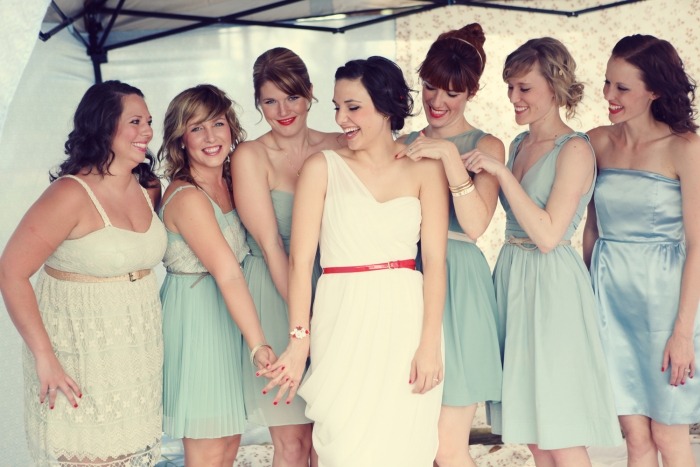 Slúžka-šaty-strihy-družičky-šaty-s opaskom