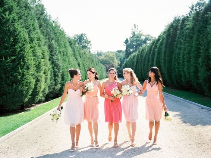 dĺžka po kolená-čestná slúžka-šaty-pastelové-tóny-ružové-broskyňové-na jedno rameno