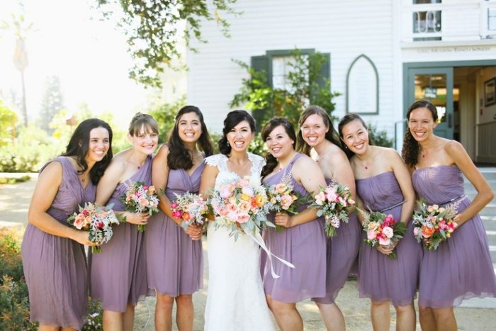 krátke slúžky-šaty-svetlo-purpurové-výstrihy-šaty pre družičku