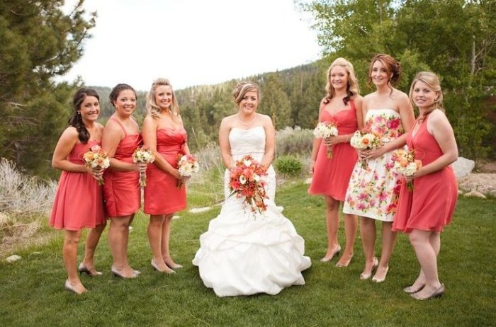 Slúžka-šaty-rôzne-strihy-kvetinové-šaty-ružovo-biele