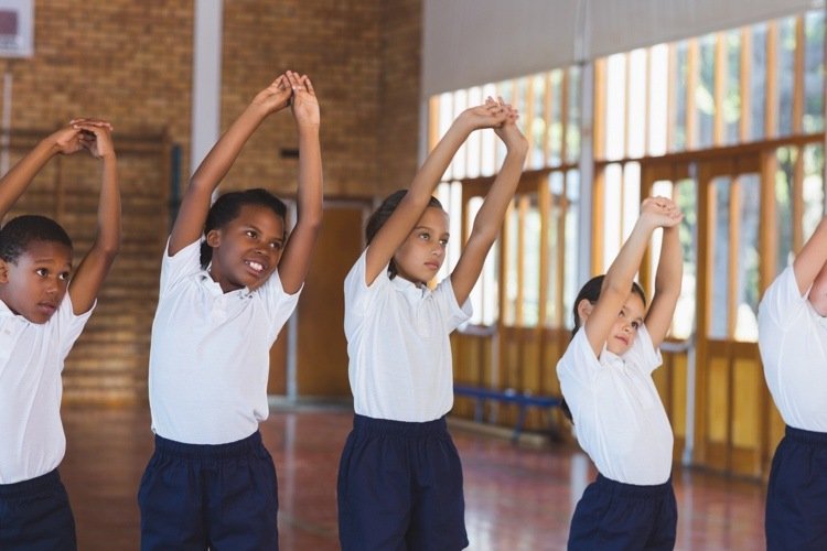 naťahovacie cvičenia s deťmi naťahujúcimi ruky nad hlavou