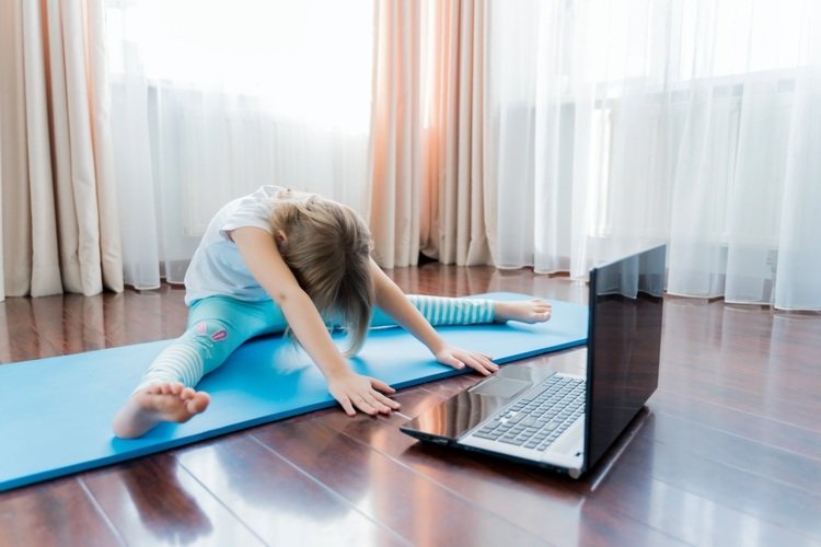 naťahovacie cvičenia, deti sa učia robiť medzičasy