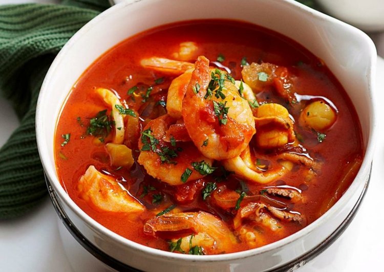 Polievka z morských plodov so šafranom Kombinácia jedla, rybacia polievka, bohatá na viac ovocia, paradajka, bouillabaisse, misky, kalamari, rybie filé