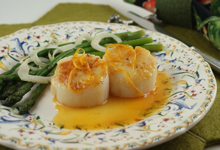 Hrebenatky s pomarančovou omáčkou a zelenou špargľou Kombinácia jedál-recepty-mušle-špargľa-cibuľa-pomarančová omáčka-tanier-príbor-výdatné-ovocné-hlavné jedlo