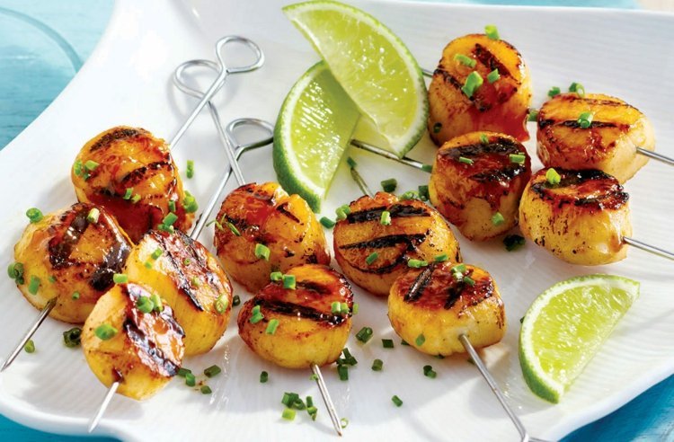 Hrebenatkové špízy na tanieri, podávané s limetkami Kombinácia jedál-recepty-morské plody-mušle-grilované špajle-pažítka-limetkové plátky-tanier
