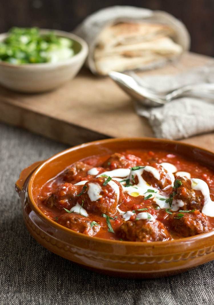 Fašírky podávané v paradajkovej omáčke s jogurtom Kombinácia jedál-recepty-dusené mäso, paradajková omáčka-jogurt-bylinková-misa-večera-rezačka-šalát