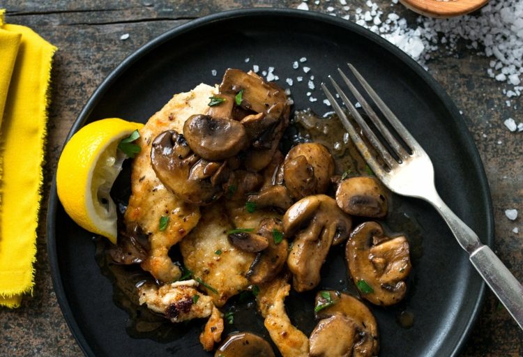 Filet z kuracích pŕs vyprážaný na panvici so šampiňónmi Kombinácia jedál-recepty-filé z kuracieho prsníka-petržlenová vňať-citrón-šampiňóny-nakrájaný tanier-vidlička-soľ-hrubozrnná