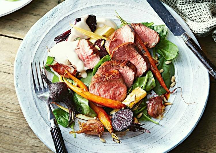 Jahňacie mäso opečte na listoch špenátu a grilovanej zelenine Oddeľovanie receptov na jedlo-jahňacina-zelenina-grilovaný-špenát-cibuľa-cesnak-jogurt-tanier-servírovaný