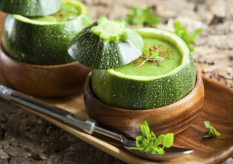 Cuketová krémová polievka podávaná v cuketovom ovocí Kombinácia jedál-recepty-krémová polievka-cuketa-viskózna-paprika-lyžica-korenie-misa-podávaná-zeleninová smotana