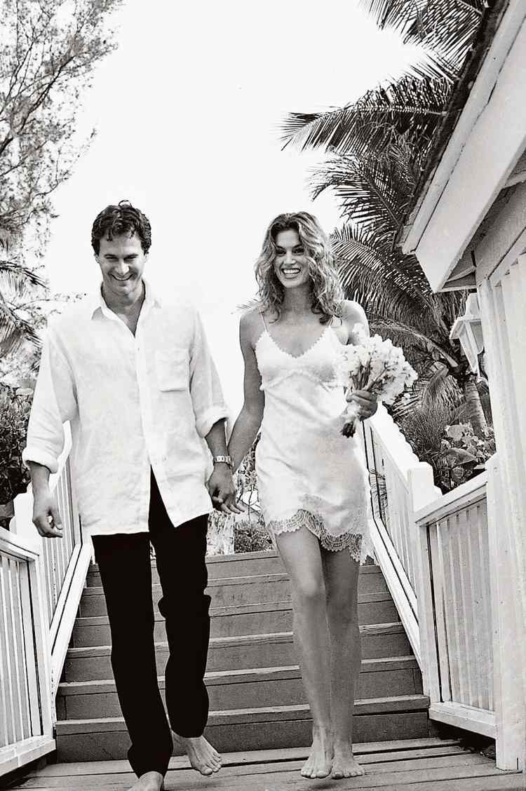 svadobné šaty-pláž-pláž-svadobné-hviezdy-cindy-crawfordová