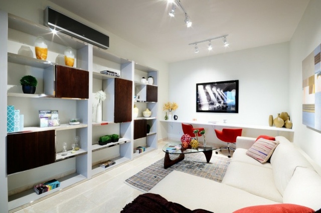 Nábytok do obývačky nápady na stenu nástenná polička sklo červené Nástenná polica dizajn sklenené červené stoličky Škandinávsky šik