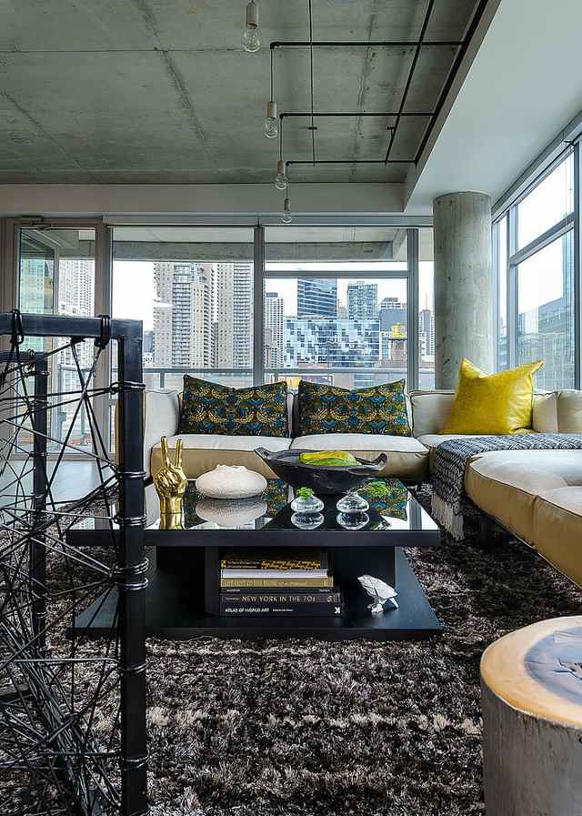 Konferenčný stolík bytové doplnky zeleno žlté dekoračné vankúše