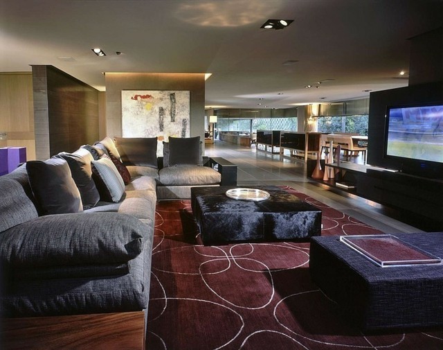 Nastavte moderné tóny obývacej izby v tmavých tónoch tmavé tóny nastaviť šedá pohovka fialový koberec konferenčný stolík