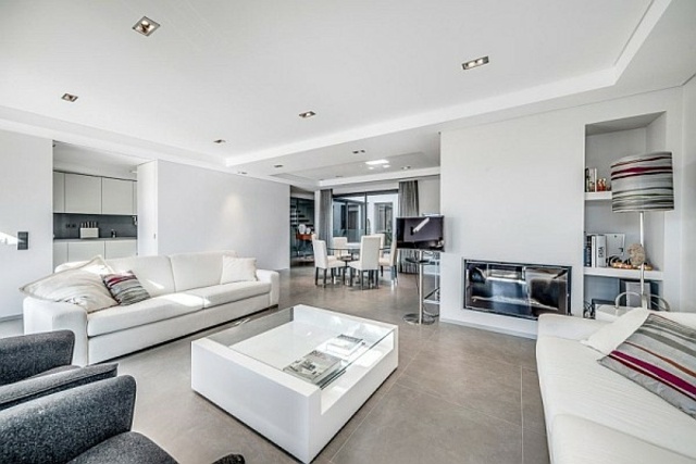 moderný interiér obývacia izba biely nábytok Obývacia izba biely nábytok sivá dlažba