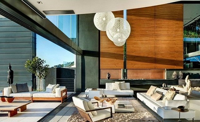 Drevená stena biely nábytok čalúnenie sedacie kreslo biely nábytok čalúnenie sedačka kreslo huňatý koberec