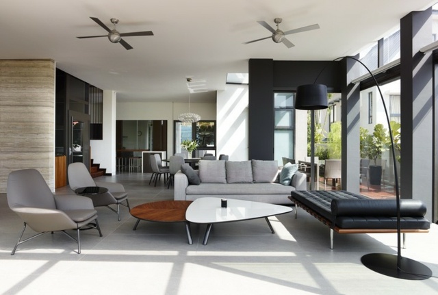 Drevená konferenčný stolík, lampa, kožená sedačka Stojacia lampa, kožená stolička, trojmiestna pohovka