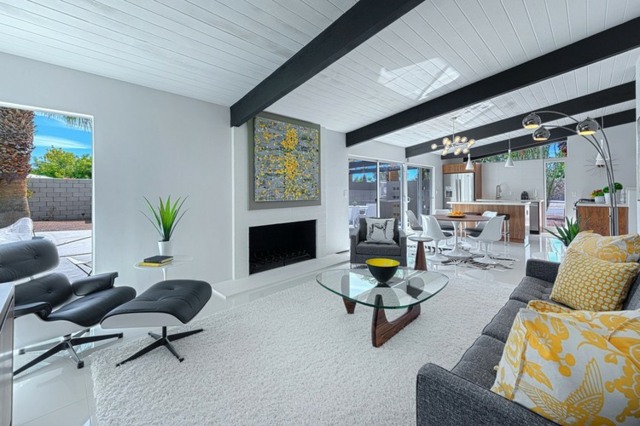 Drevené trámy sivá sedacia súprava dekoračné vankúše žltý konferenčný stolík sivá dekoračný vankúš žltý konferenčný stolík kožené kreslo