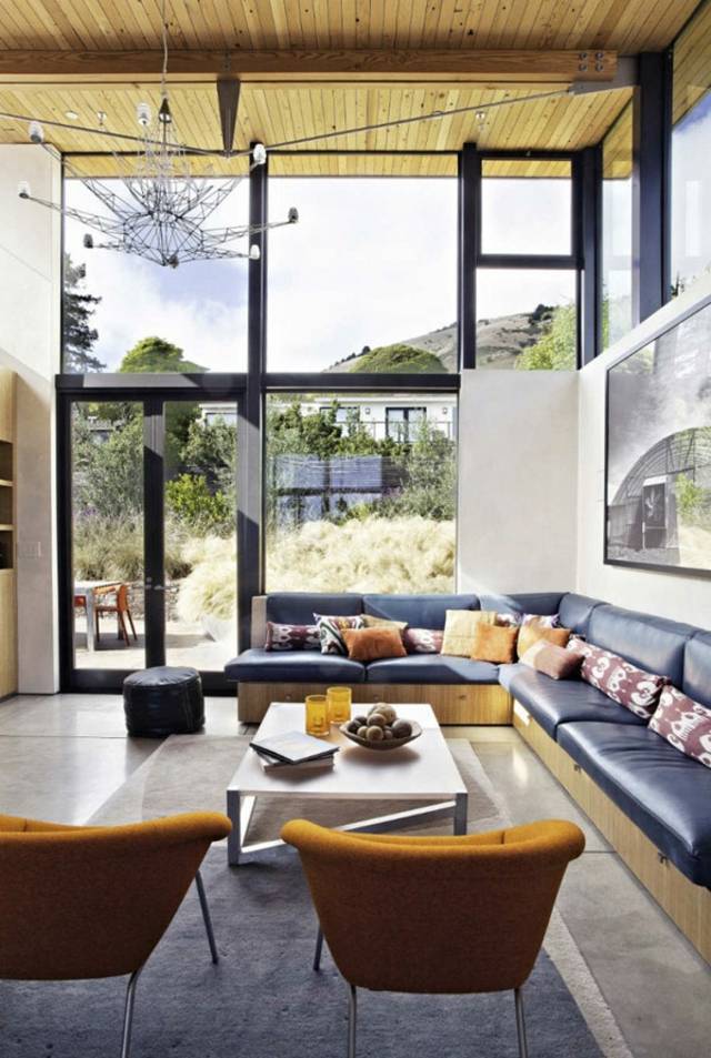 exotická obývačka zariadená tmavomodrou sedačkou nastaviť tmavomodré čalúnenie pohovky konferenčný stolík nízke kreslo horčica žltá