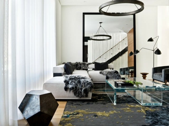 Obývacia izba nápady na bývanie koberec kvetinový vzor stolička umelá kožušina Koberec, kvetinový vzor, pohovka z umelej kožušiny, sivá