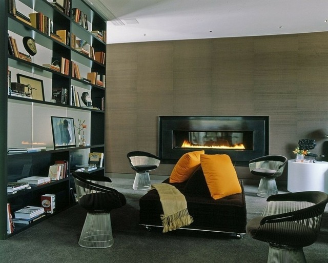 Polička do obývačky na stenu čierne drevo oranžová Nástenná polica krb z čierneho dreva a oranžových akcentov