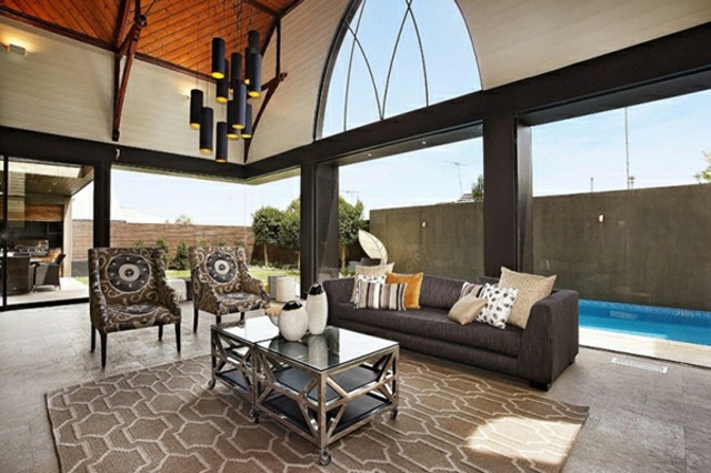 Obývacia izba zariadená kobercová sedacia súprava sklenený konferenčný stolík Koberec sedacia súprava konferenčný stolík sklenené dosky kovové nohy