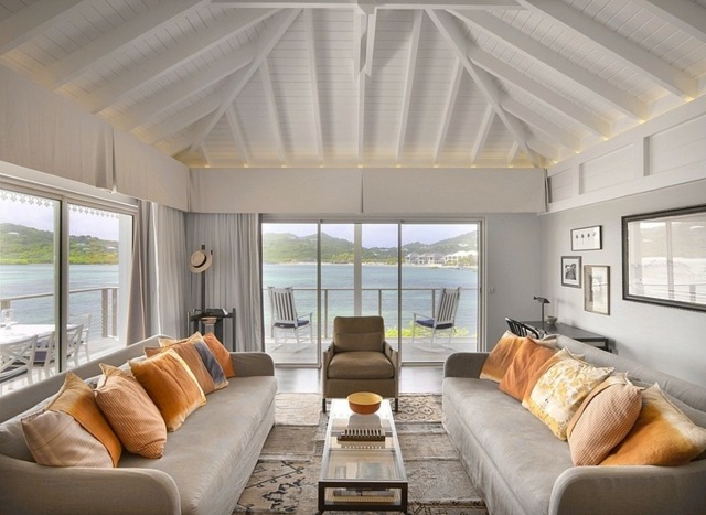 Obývacia izba nápady na sedenie trojmiestny drevený trámový strop Trojmiestny pohovkový drevený trámový strop natretý na bielo