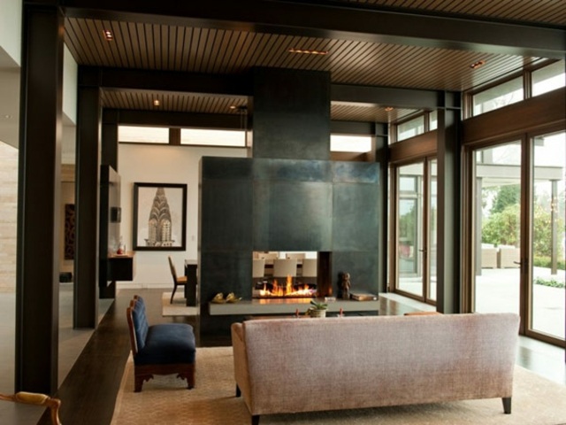 Obývacia izba neutrálne farby krb strop z tmavého dreva neutrálne farby krb tmavý drevený strop kilim