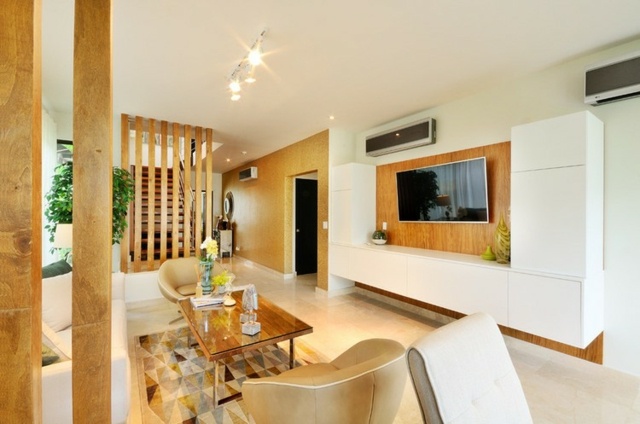 Nástenná jednotka drevený biely lesklý pultový konferenčný stolík biely koberec do konferenčného stolíka s vysokým leskom nižšie