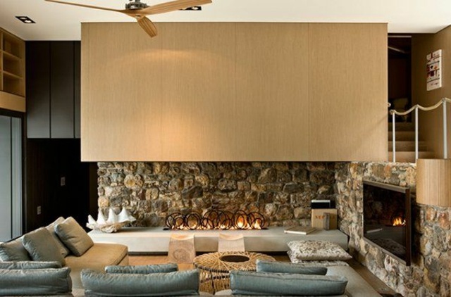 Rustikálna obývačka - útulné posedenie okolo krbu Krb s kamennou stenou čalúnený nábytok konferenčný stolík do obývačky nápady na bývanie vo vidieckom štýle