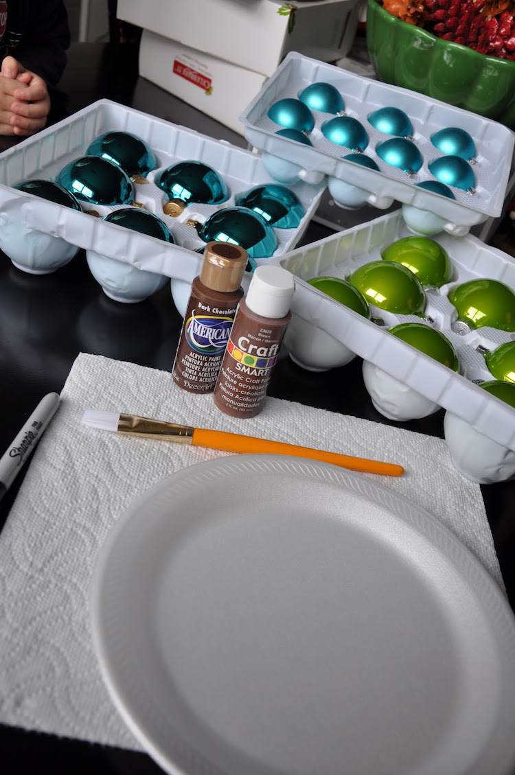 Remeselné nápady-vianočné-deti-návod-farba-vianočné gule-ozdobiť