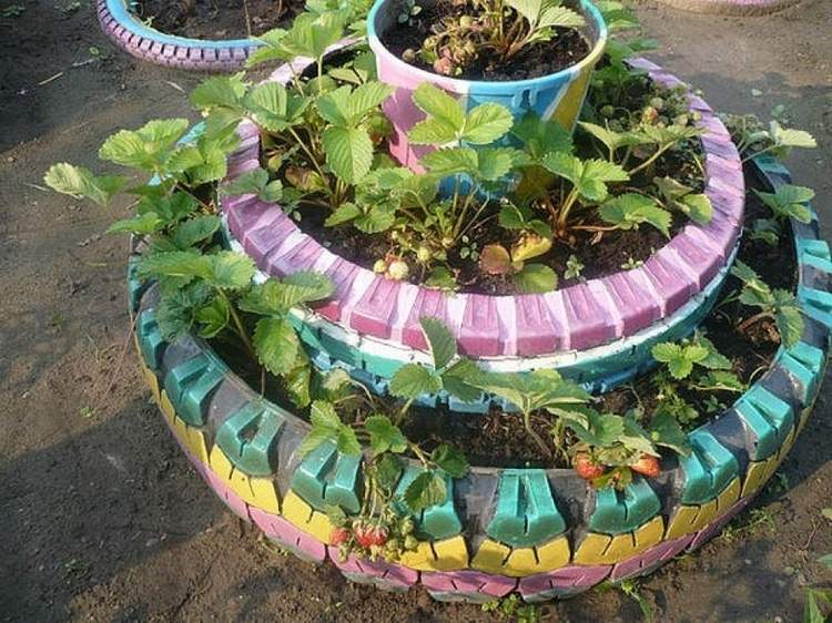 Pyramída so zdvihnutým lôžkom zo starých pneumatík na jahody