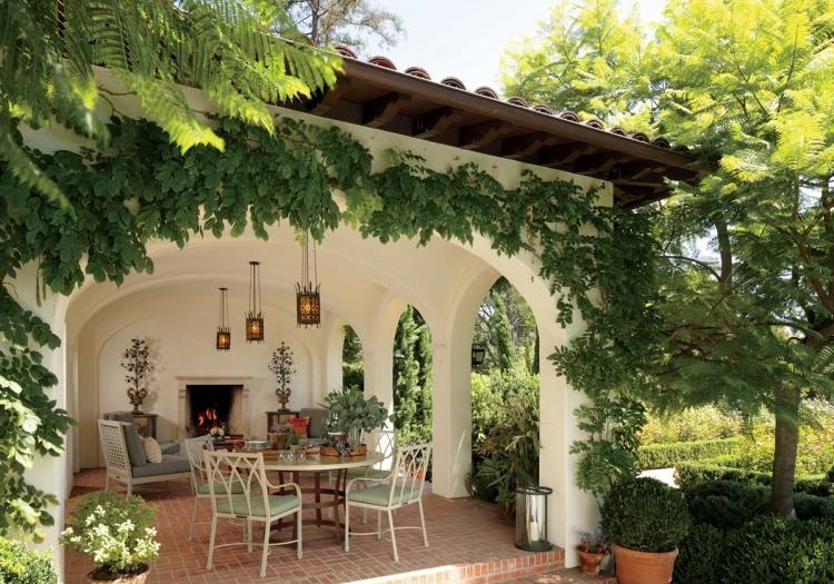 tradičné zastrešenie pre príjemné chvíle vo vašej vlastnej záhrade nápady-krb-záhrada-vonkajšie-zastrešenie-biele-terakotové-lampáše