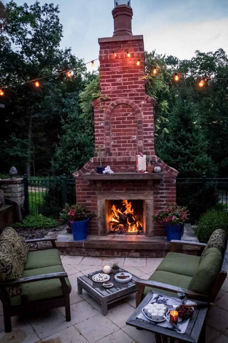 kreatívny nápad na krb obložený tehlami a romantické osvetlenie nápady-krb-záhrada-vonkajšie-tehlové-osvetlenie-tradičné-vinobranie-záhradný nábytok