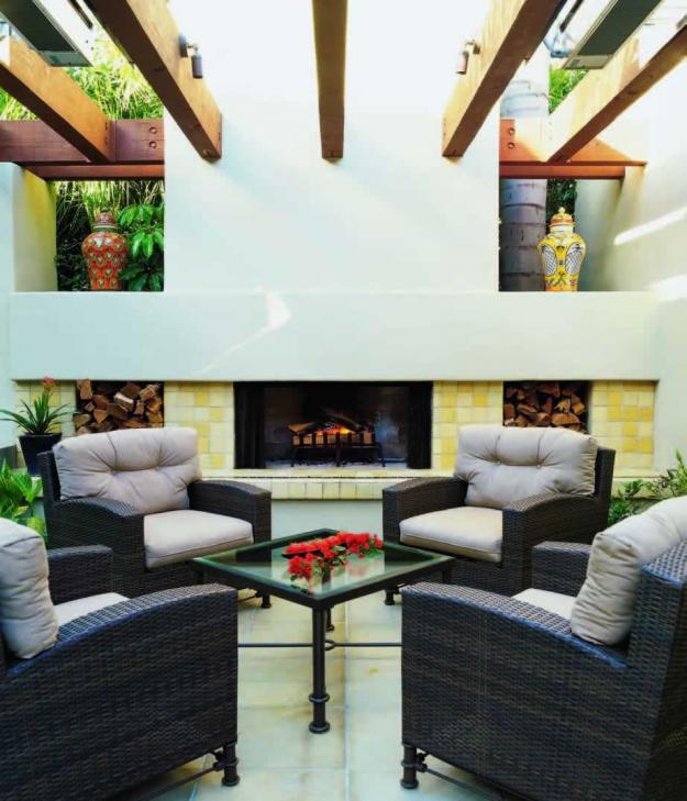 ohnisko vybudované mimo ratanové kreslo skladovanie dreva vonkajší krb ratan kreslo sklad drevo