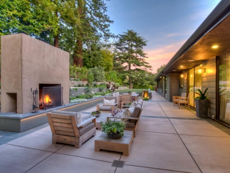 moderný vonkajší dizajn v neutrálnych farbách a s nepriamym osvetlením nápady-krb-záhrada-vonkajšie-moderné-terasa-záhradné-kachľové-osvetlenie