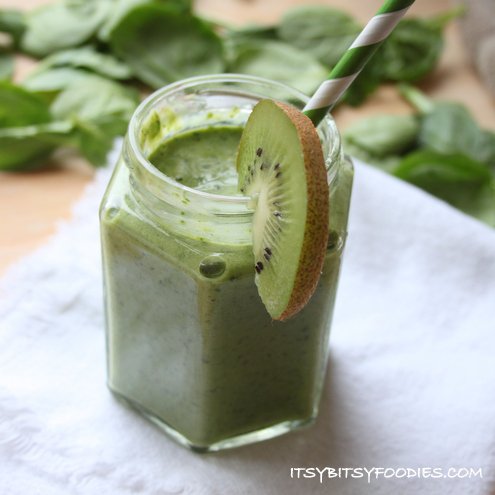 zelené smoothie-recept-špenát-kiwi-chia