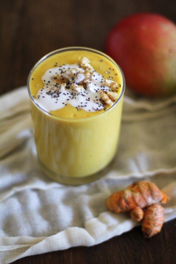 detox-smoothie-recept-kurkuma-koreň-mango-chia