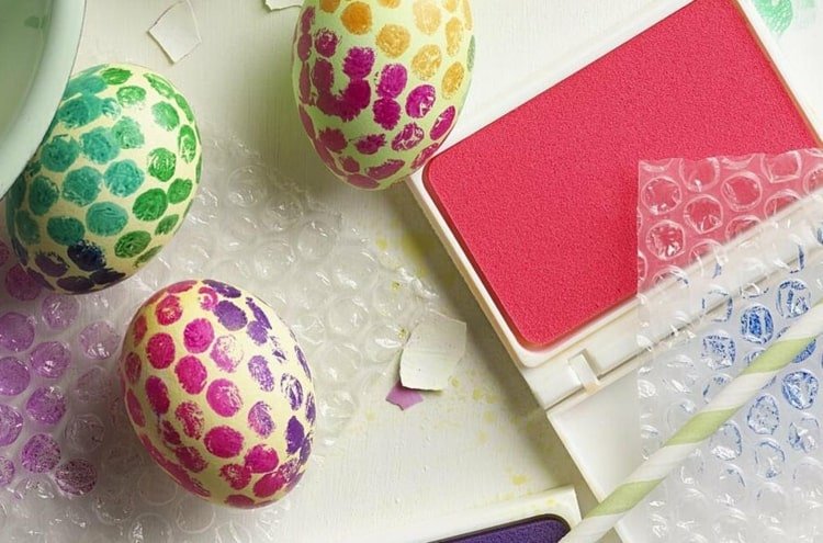 Veľkonočné ručné práce s batoľaťom a bublinkovou fóliou na navrhovanie veľkonočných vajíčok