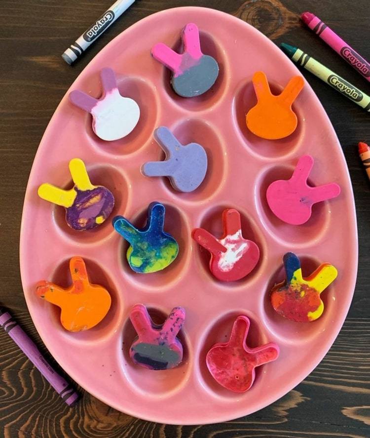 Veľkonočné ručné práce s batoľatami s voskovkami - taviaci vosk na veľkonočné motívy