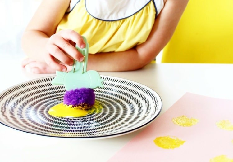 Vyrobte si vlastnú veľkonočnú pohľadnicu s pomponmi ako pečiatku pre mláďatá