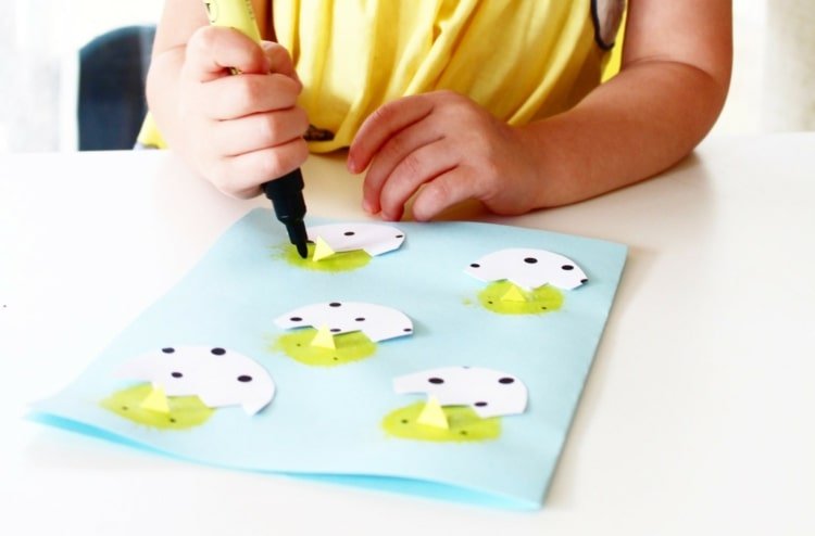 Navrhnite malé mláďatá na karte s vlastnoručne vyrobenými pečiatkami