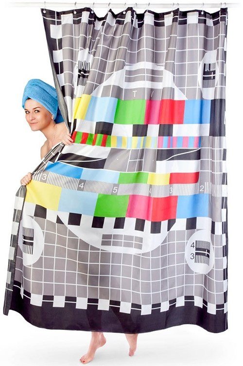 nápady na záclony kúpeľňová televízia