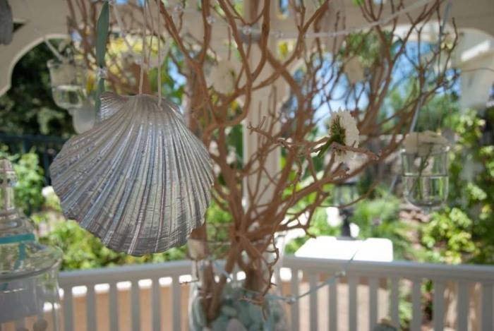 romantická-plážová-svadobná-party-mušľa-dekorácia-strieborná-vzhľad