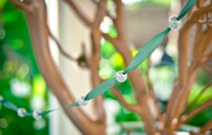 Plážovo-svadobná sprcha-dekorácia-DIY-girlandy-z-mašličkových korálikov